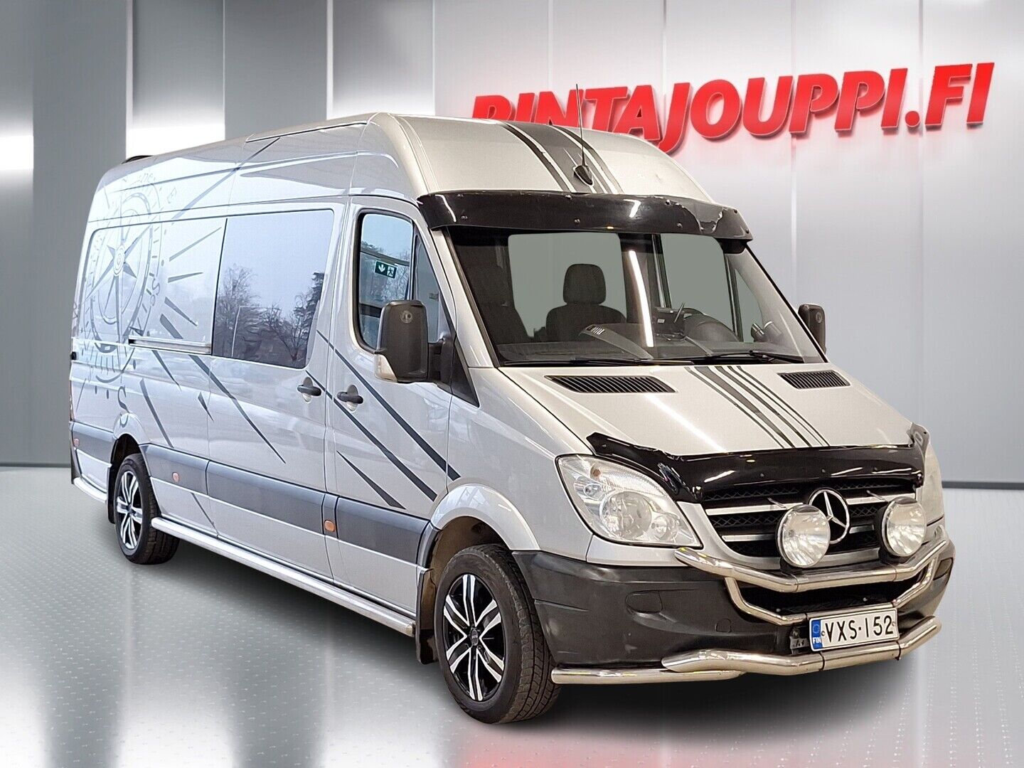 Valkoinen Mercedes-Benz Sprinter