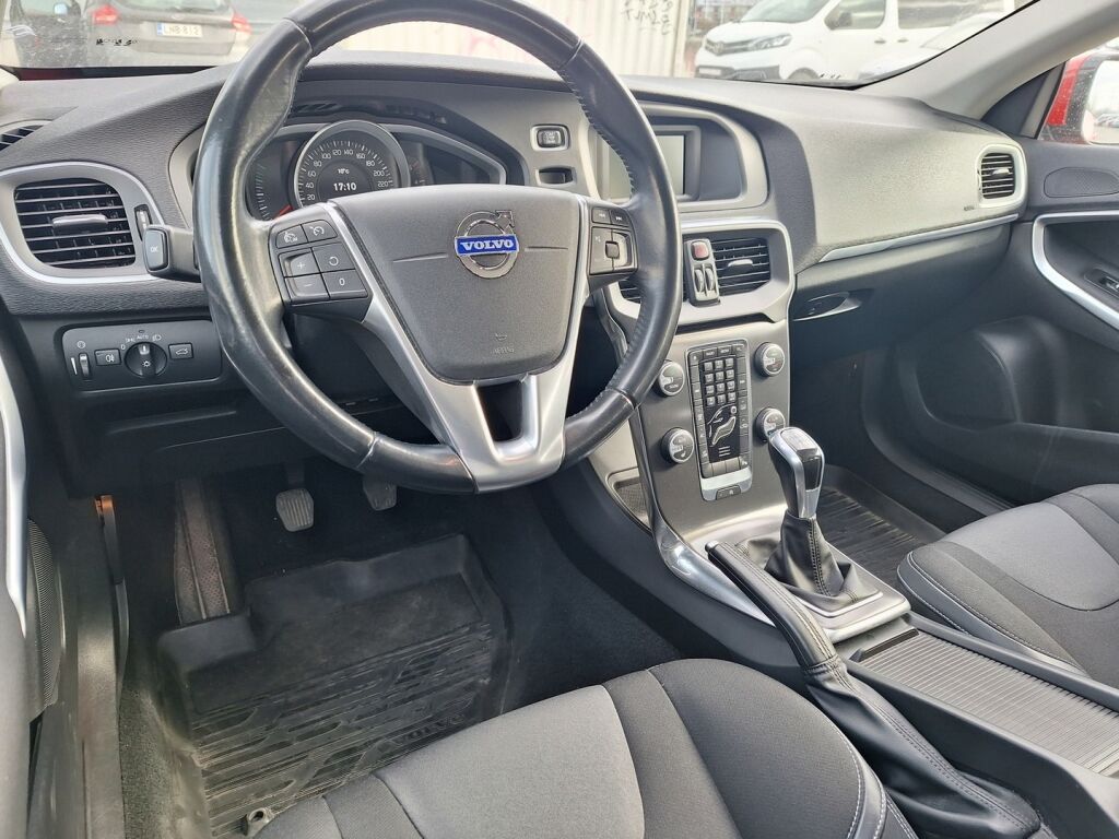 Volvo V40 2015 Punainen