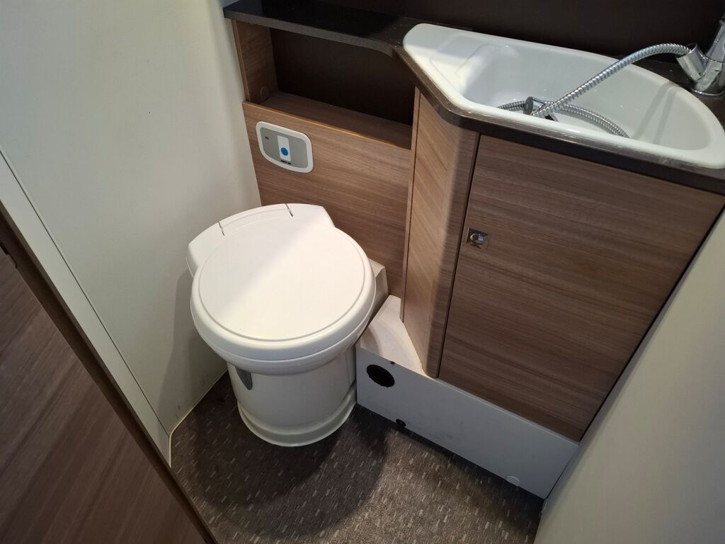 Adria Matrix Axess M 670SL 2015 Valkoinen