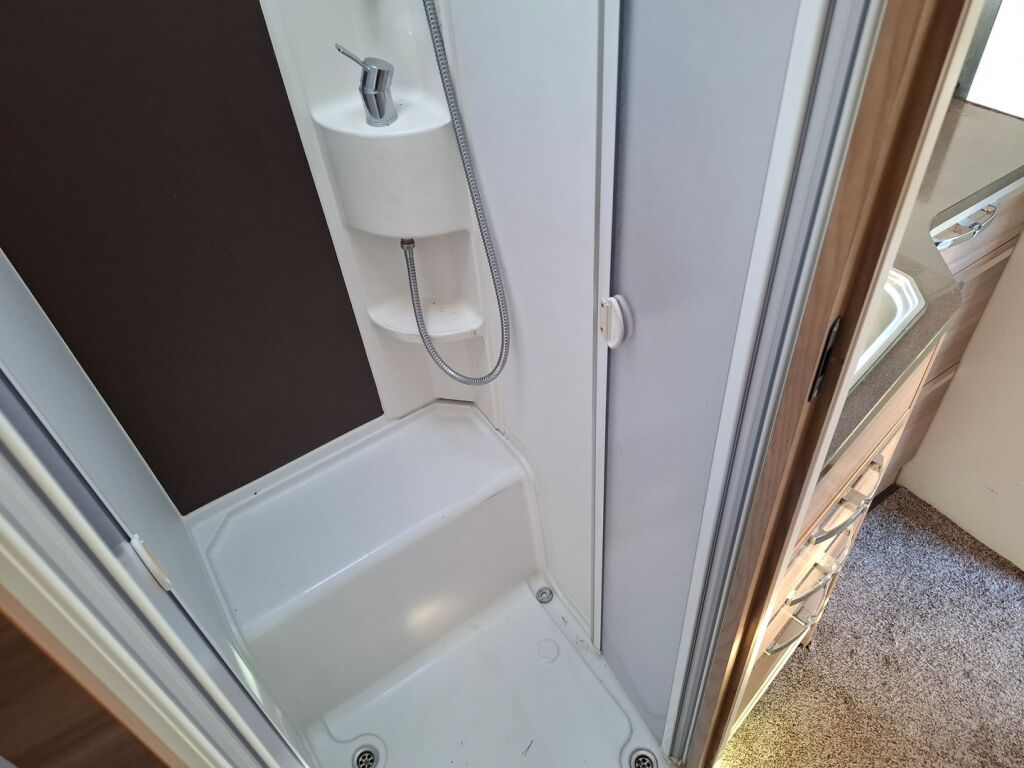 Adria Matrix Axess M 670SL 2015 Valkoinen