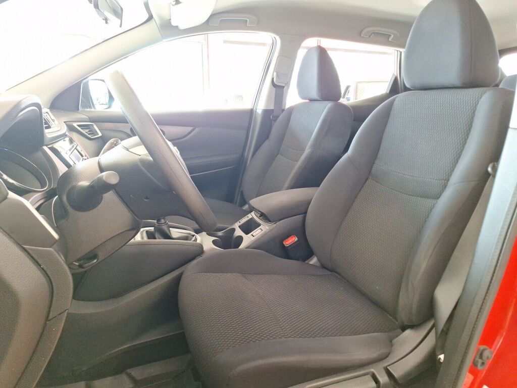 Nissan Qashqai 2015 Punainen