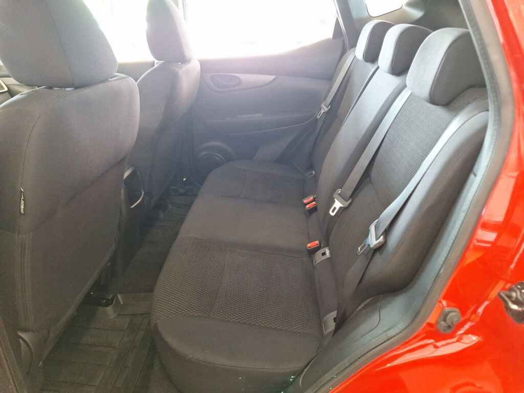 Nissan Qashqai 2015 Punainen