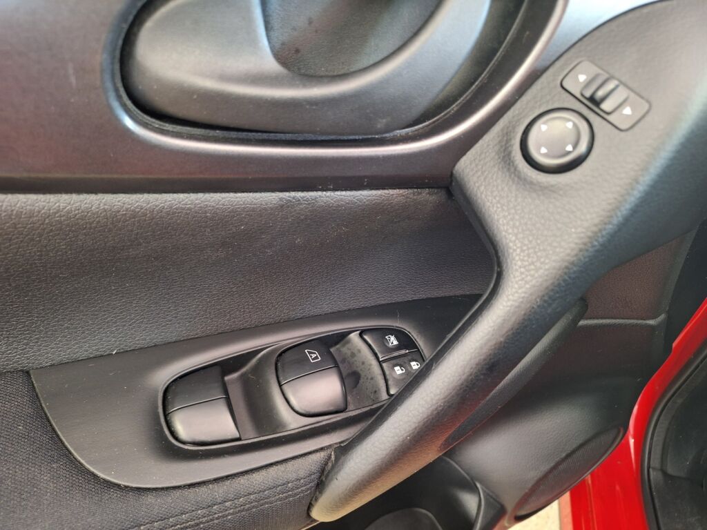Nissan Qashqai 2015 Punainen