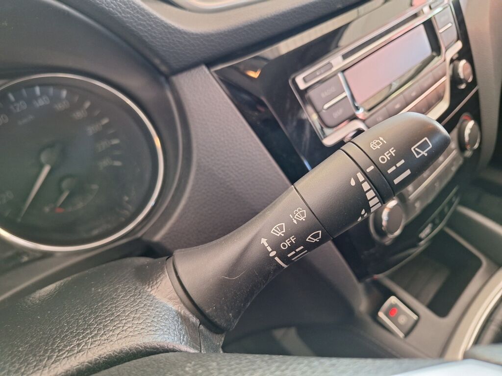 Nissan Qashqai 2015 Punainen