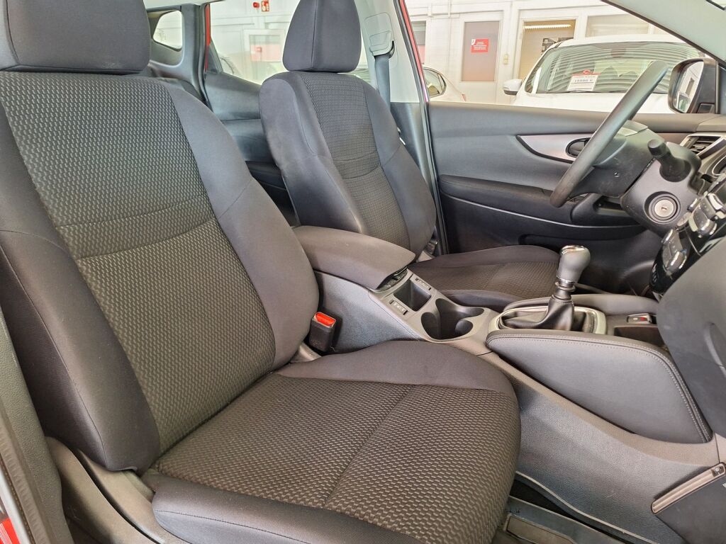 Nissan Qashqai 2015 Punainen