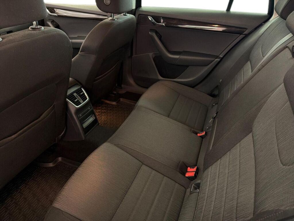 Skoda Octavia 2016 Musta
