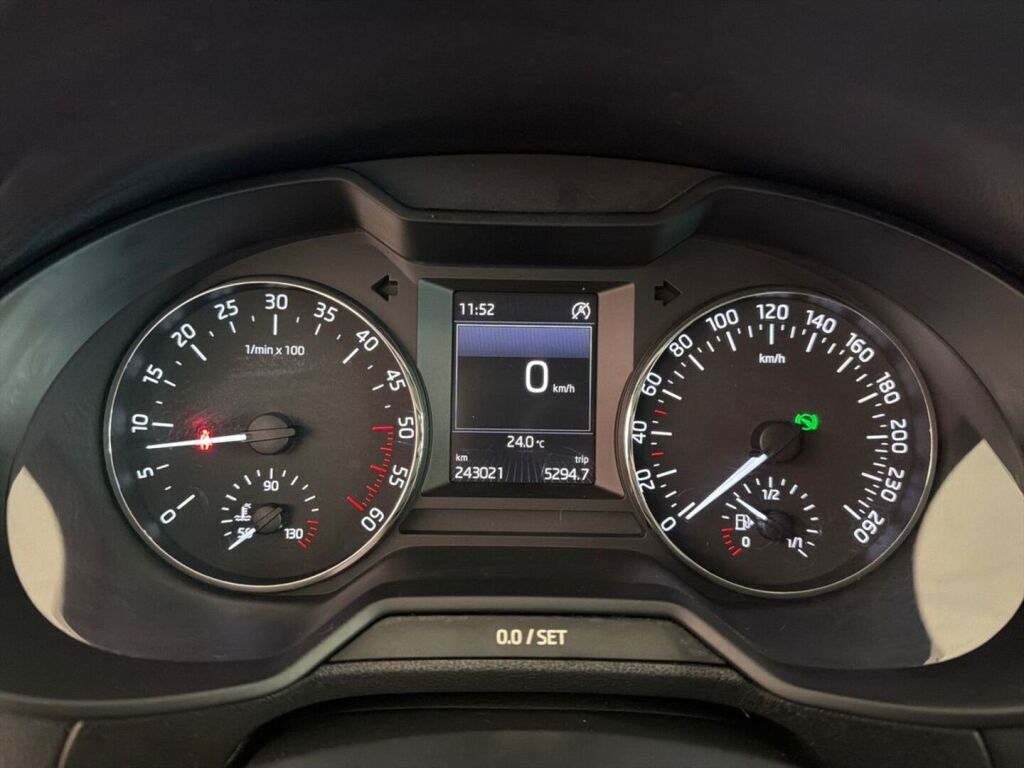 Skoda Octavia 2016 Musta
