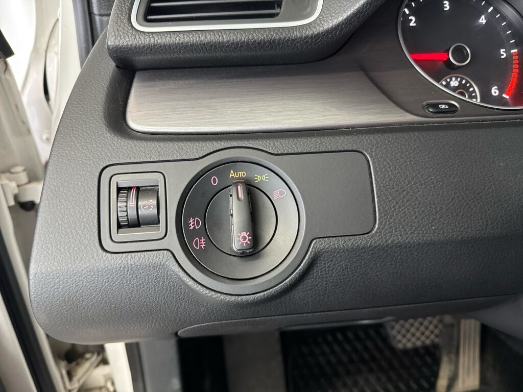 Volkswagen Passat 2012 Valkoinen