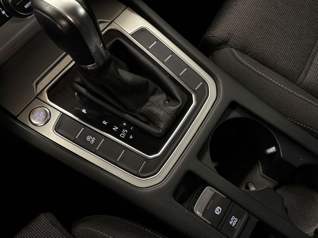 Volkswagen Passat 2016 Musta