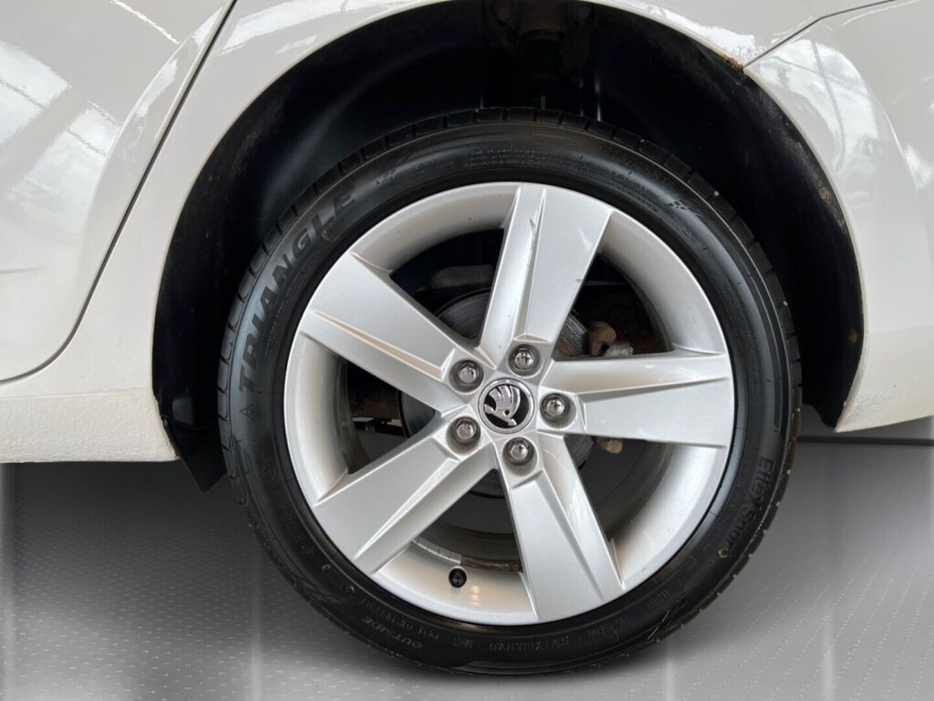 Skoda Fabia 2015 Valkoinen
