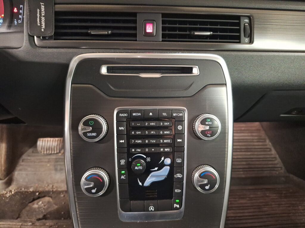 Volvo V70 2016 Punainen