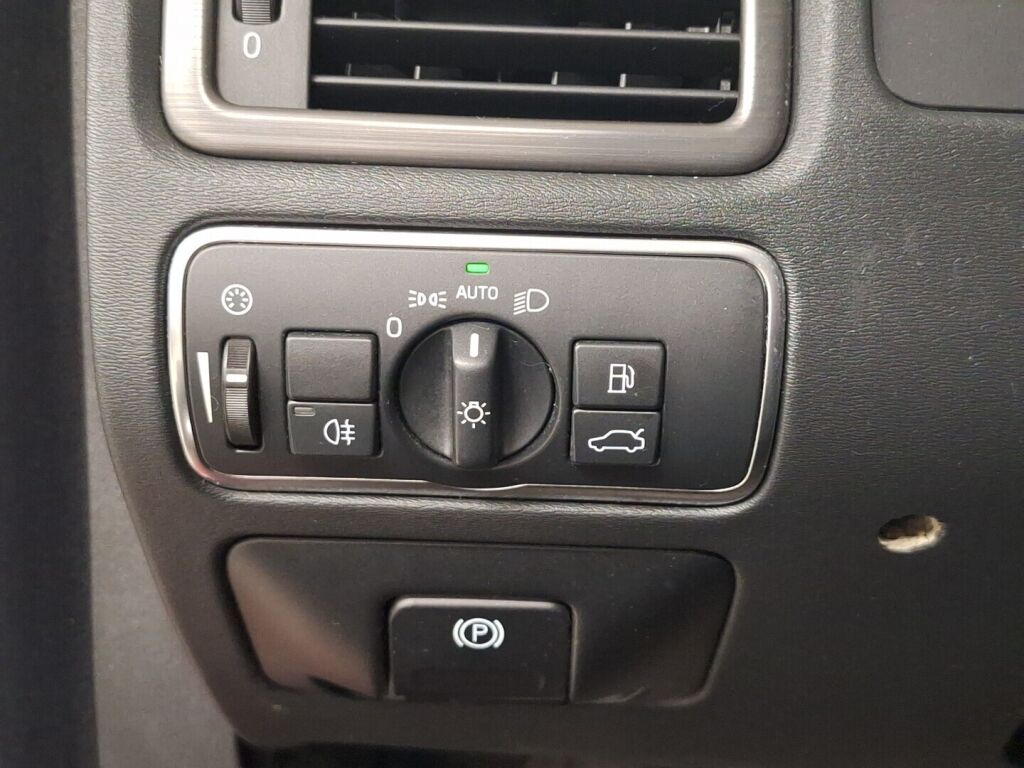 Volvo V70 2016 Punainen