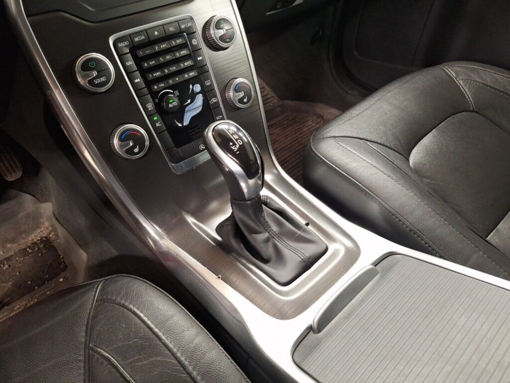 Volvo V70 2016 Punainen