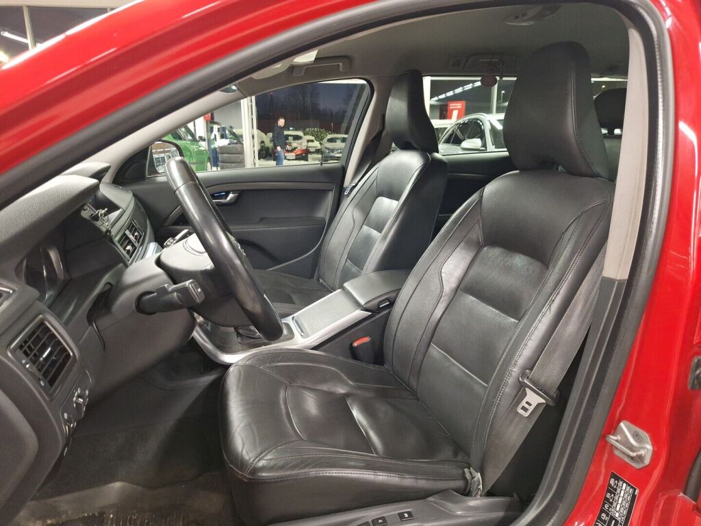 Volvo V70 2016 Punainen