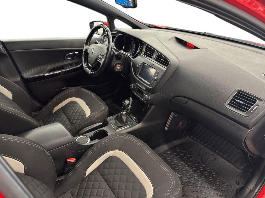 Kia Ceed 2015 Punainen