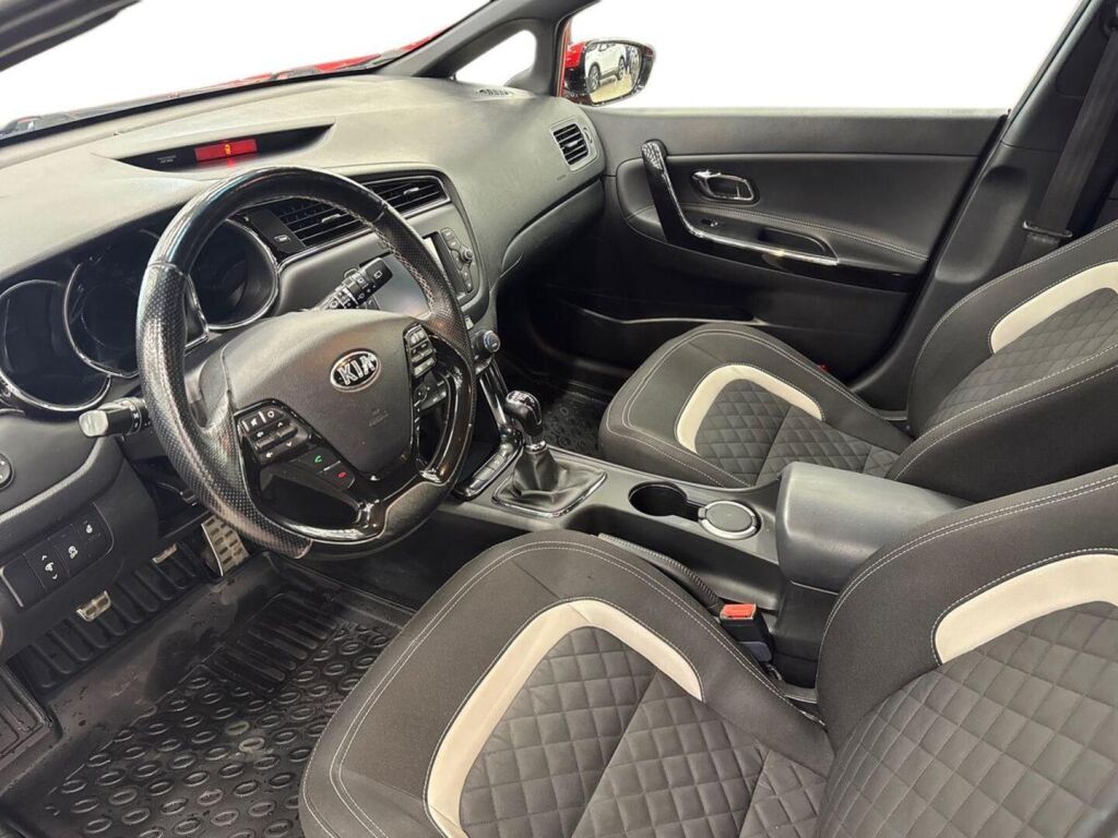 Kia Ceed 2015 Punainen