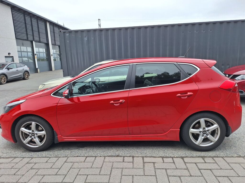Kia Ceed 2015 Punainen