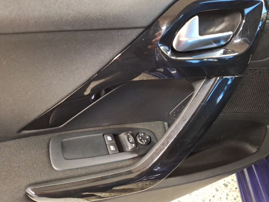 Peugeot 208 2015 Sininen