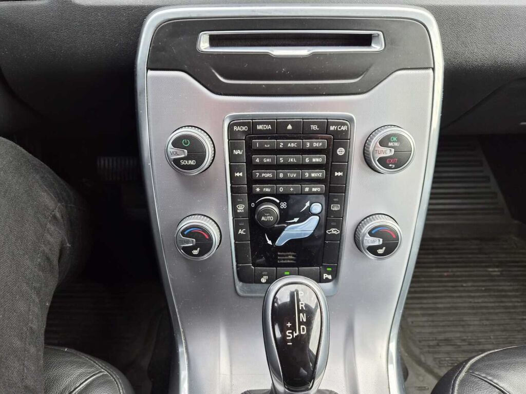 Volvo V70 2015 Valkoinen