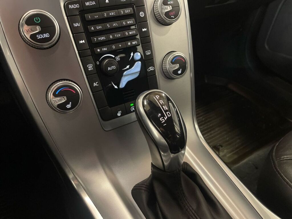 Volvo V70 2015 Valkoinen