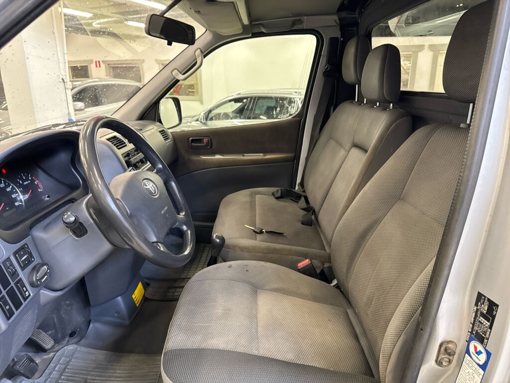 Toyota Hiace 2010 Hopea