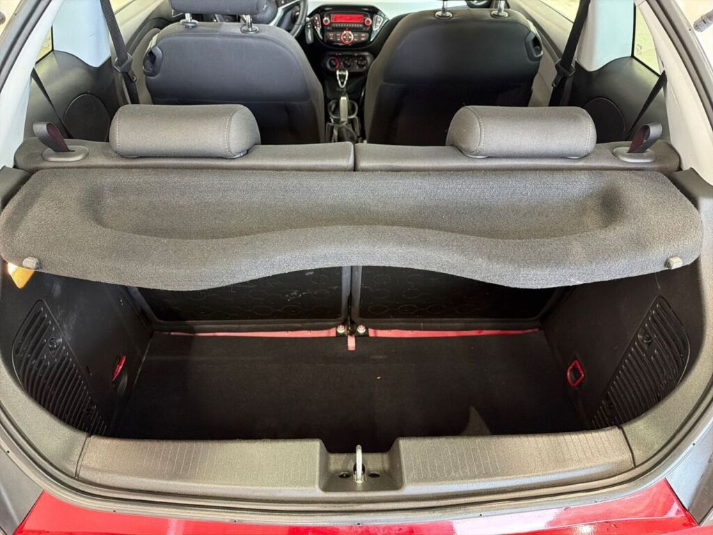 Opel Adam 2016 Punainen