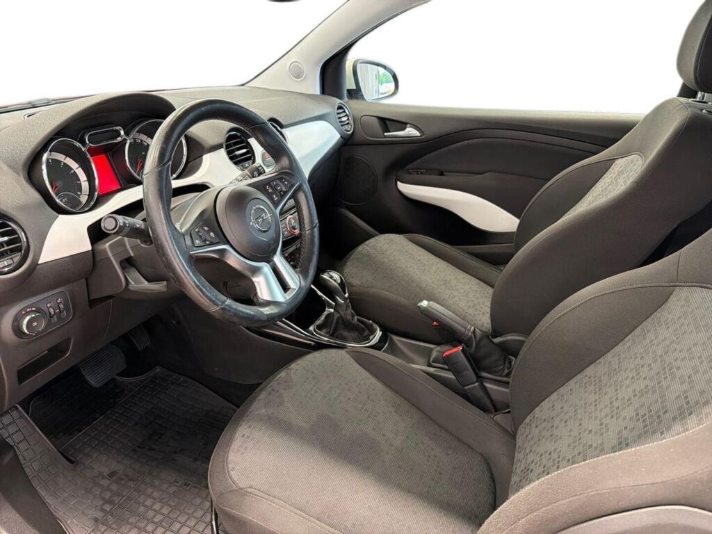 Opel Adam 2016 Punainen