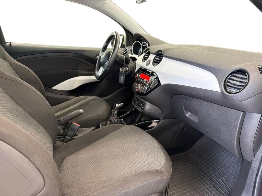 Opel Adam 2016 Punainen