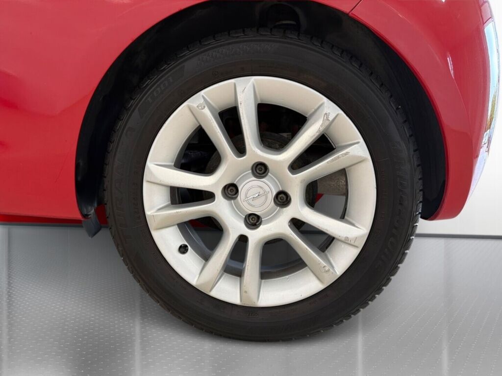 Opel Adam 2016 Punainen