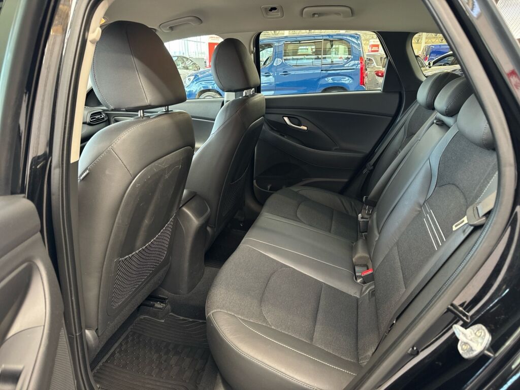 Hyundai i30 Wagon 2021 Musta