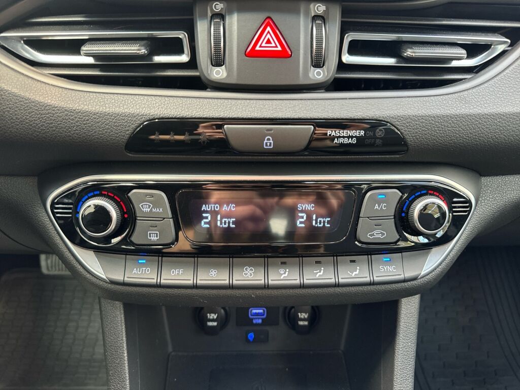 Hyundai i30 Wagon 2021 Musta