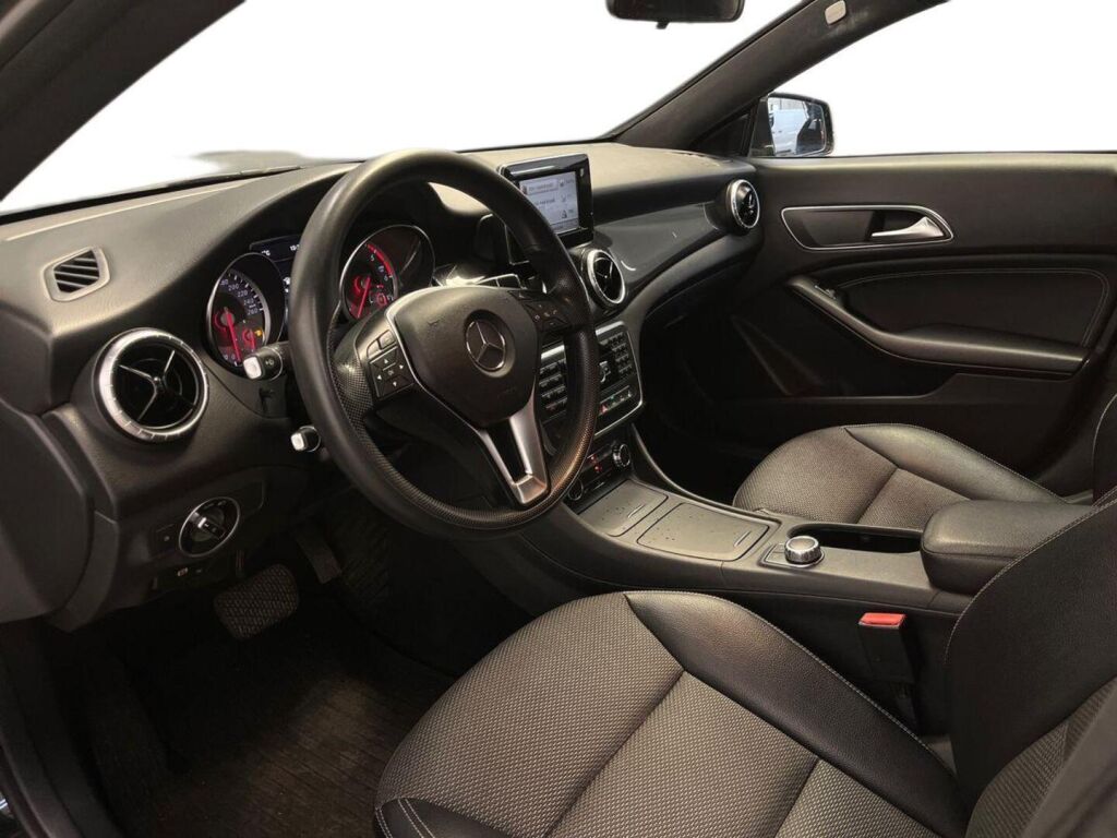 Mercedes-Benz CLA 2013 Musta