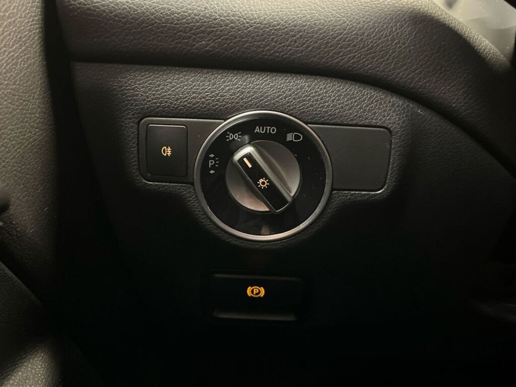 Mercedes-Benz CLA 2013 Musta