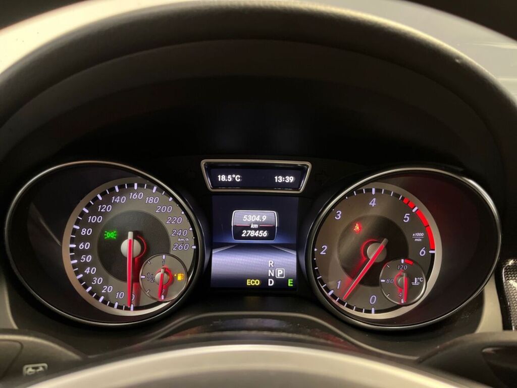 Mercedes-Benz CLA 2013 Musta