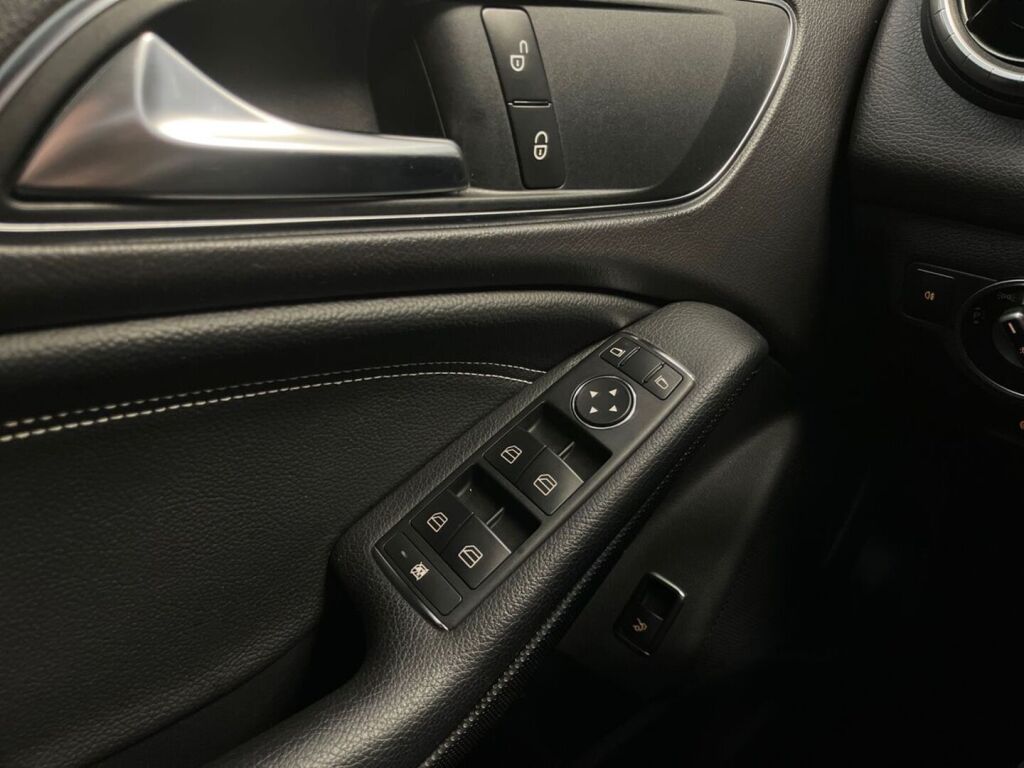 Mercedes-Benz CLA 2013 Musta
