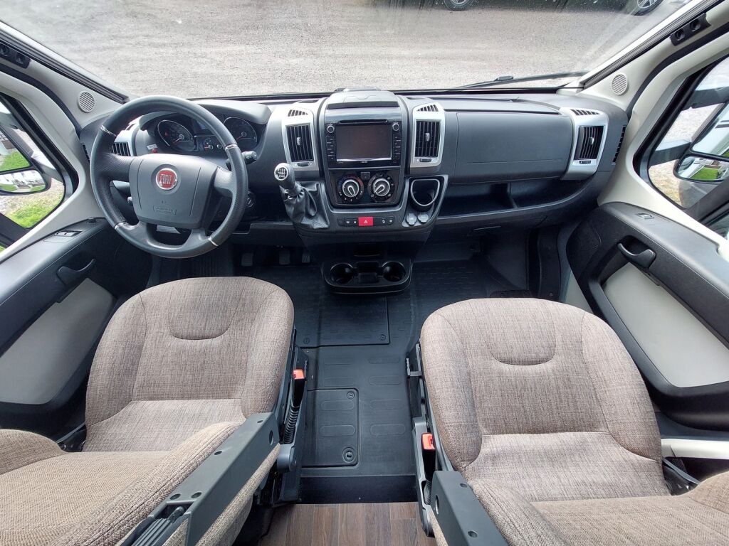 Bürstner Lyseo T728 G 2017 Valkoinen