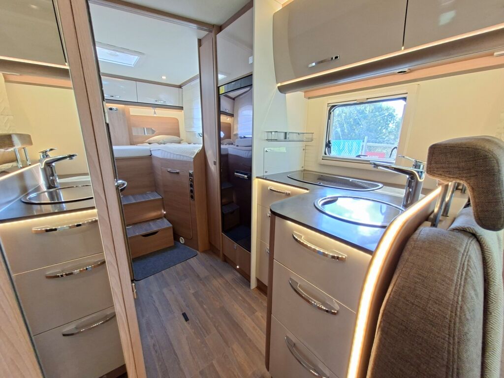 Bürstner Lyseo T 728 G 2017 Valkoinen