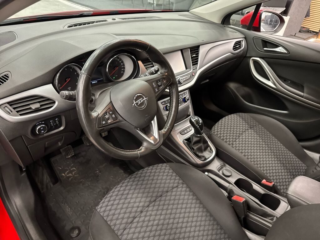 Opel Astra 2018 Punainen