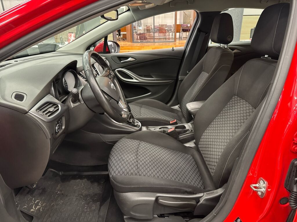 Opel Astra 2018 Punainen