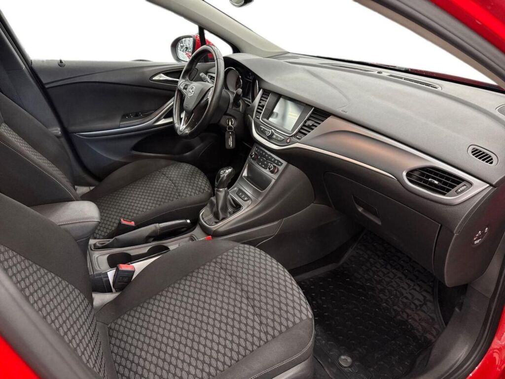 Opel Astra 2018 Punainen