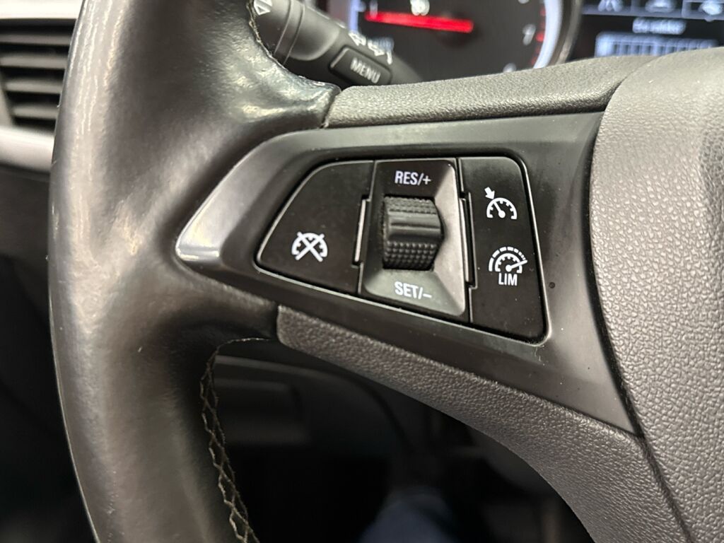 Opel Astra 2018 Punainen