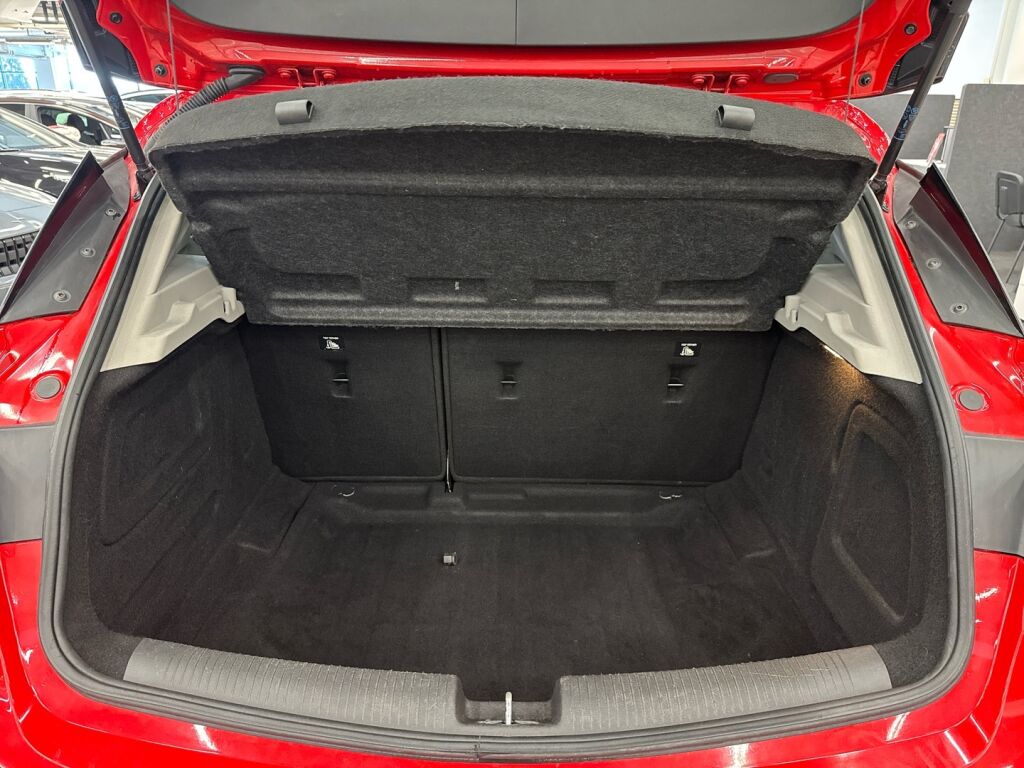 Opel Astra 2018 Punainen