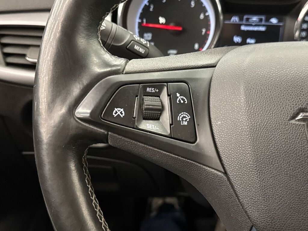Opel Astra 2018 Punainen