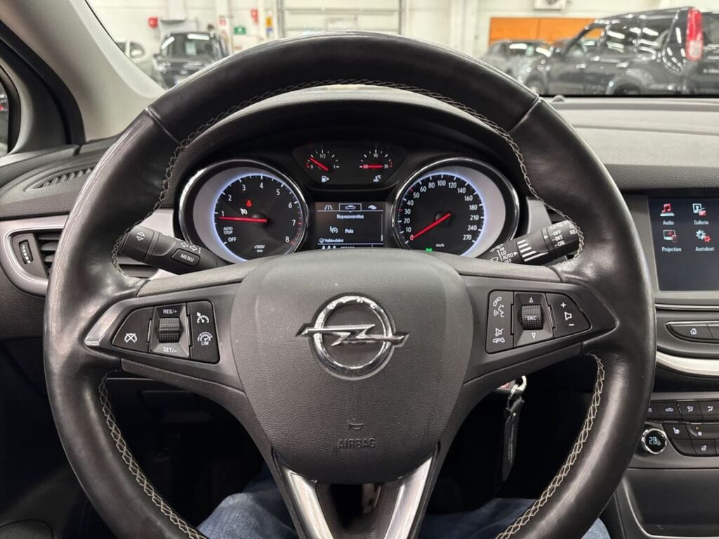 Opel Astra 2018 Punainen