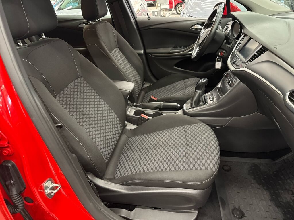 Opel Astra 2018 Punainen