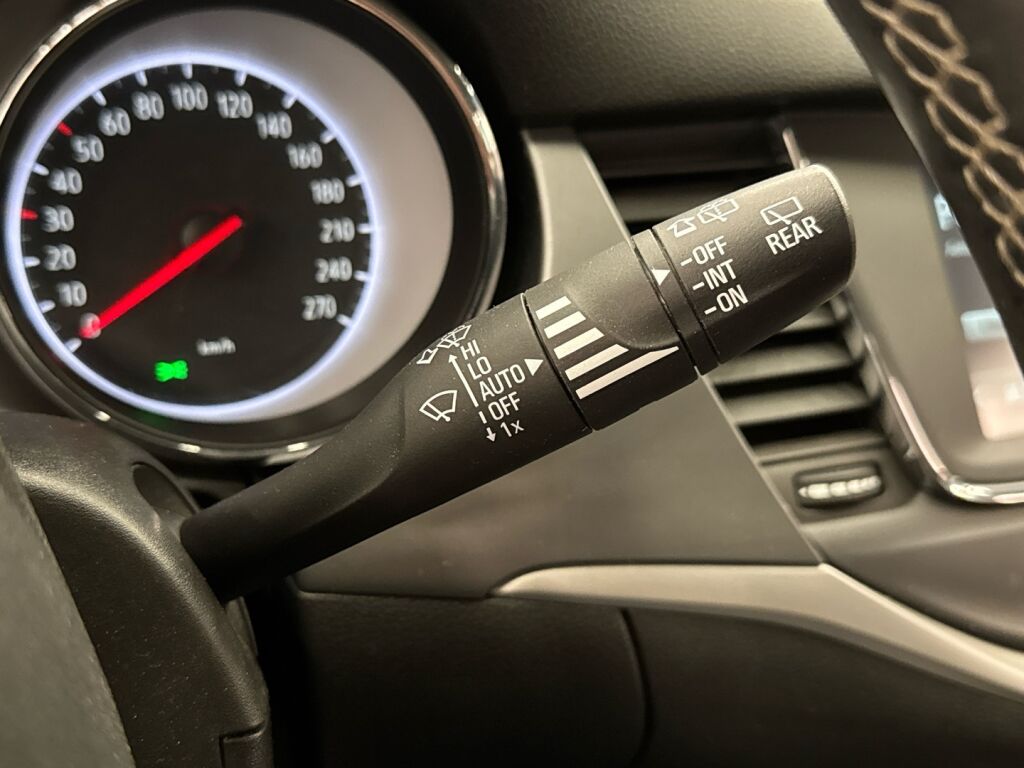 Opel Astra 2018 Punainen