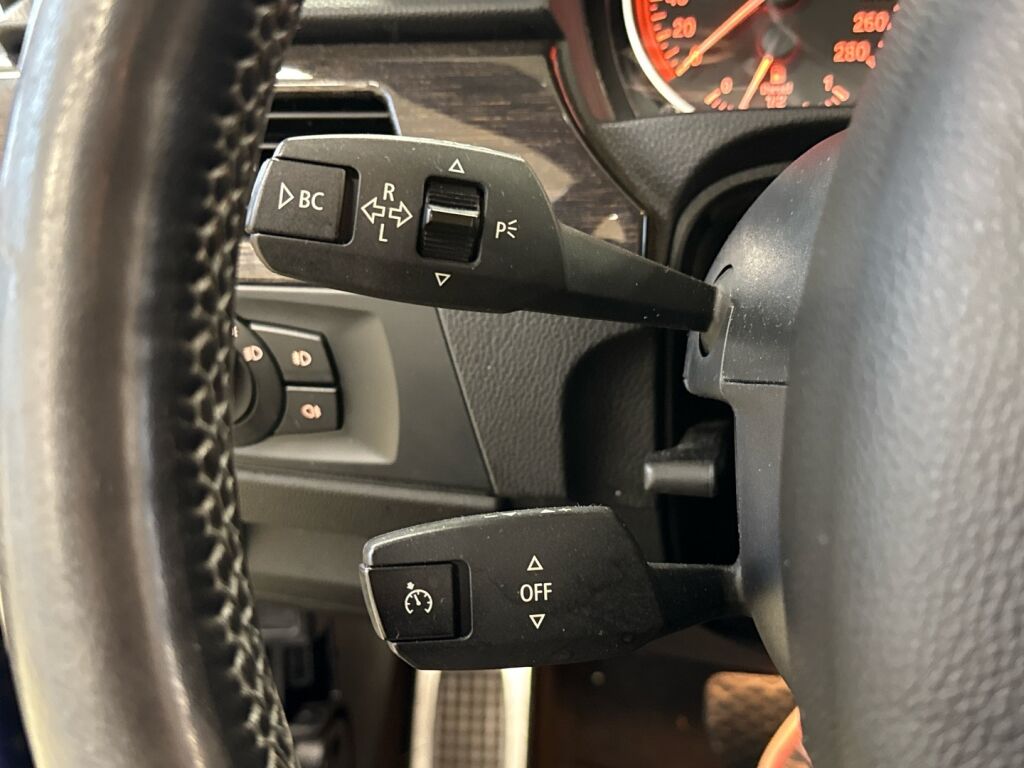 BMW 330 2011 Sininen