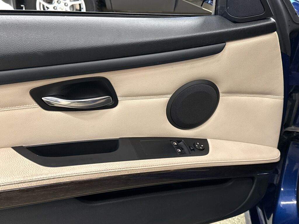 BMW 330 2011 Sininen