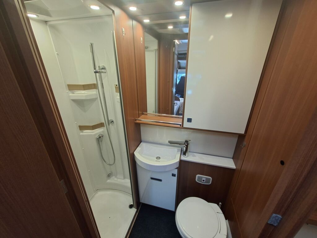 LMC Cruiser T712 Puoli-Integroitu 2018 Valkoinen