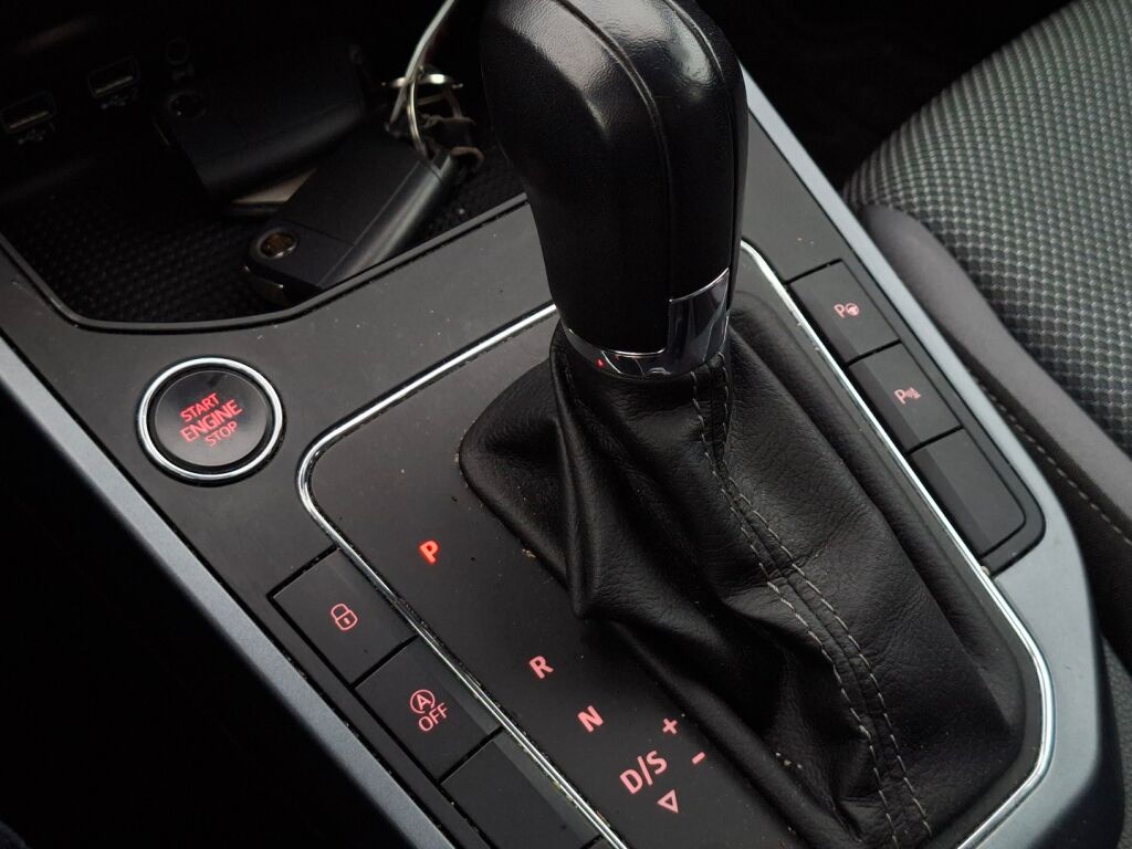 Seat Arona 2018 Punainen